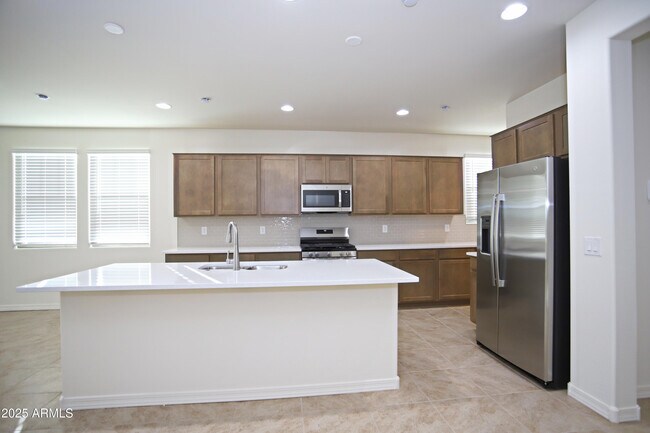 Building Photo - 977 W Finch Dr