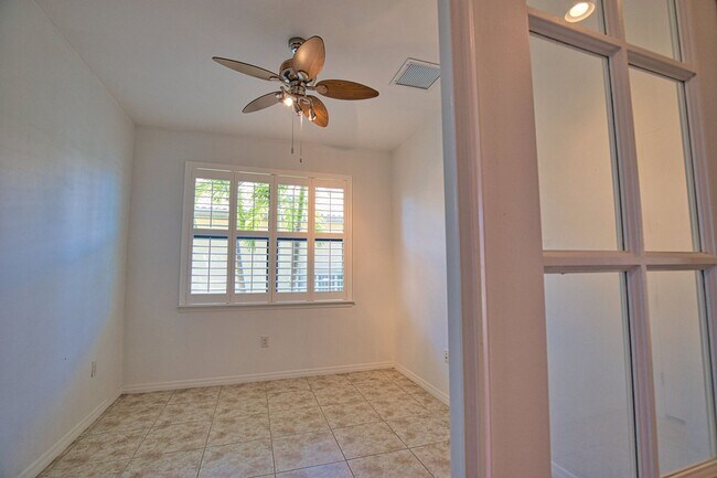 Building Photo - Annual Unfurnished 2 Bedroom 2 Bathroom Ho...