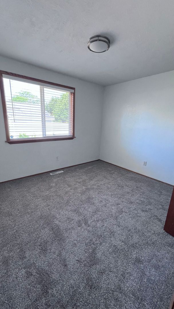 Building Photo - 4 bedroom 2 bath home Available Now!!!