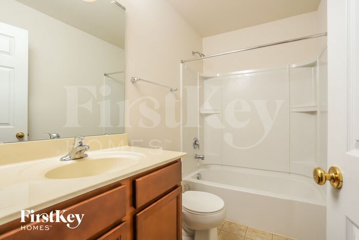 Building Photo - 293 Sonnet Cir