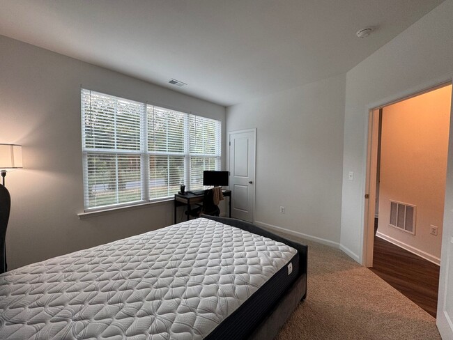 Building Photo - Modern 4 Bed 3.5 Bath Interior Townhome In...