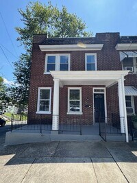 Building Photo - 3 Bedroom Semi-Detached  Home