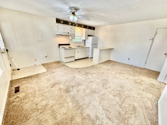 Building Photo - MOVE IN NOW OCTOBER RENT FREE - 2 Bedroom ...