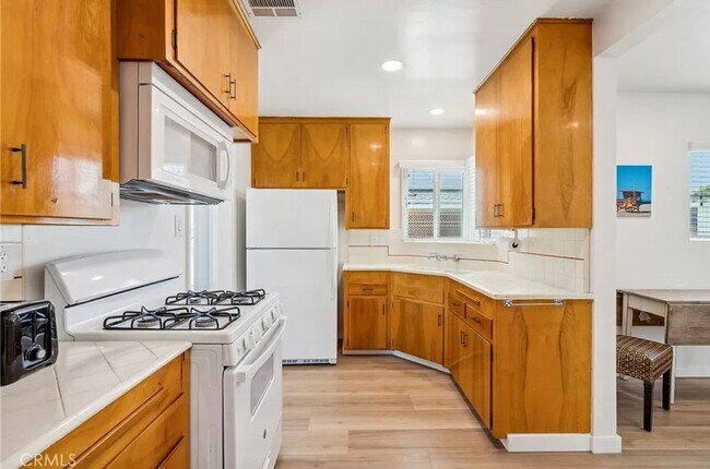 Building Photo - SFR-BIG, BRIGHT, BEAUTIFUL HOME