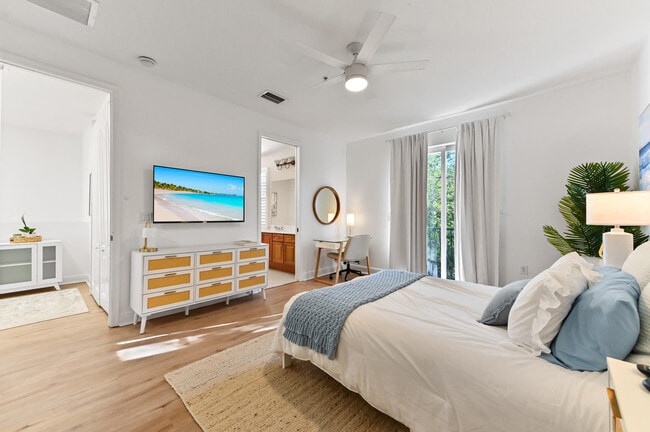 Building Photo - 642 NW 38th Cir