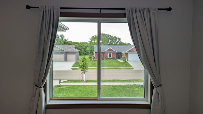 Building Photo - 4 bedroom, 3 bathroom Home