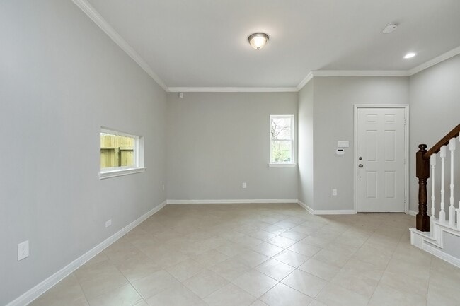 Building Photo - 1043 Marcolin