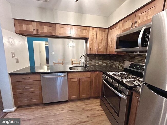 Building Photo - 904B Oliphant Ln