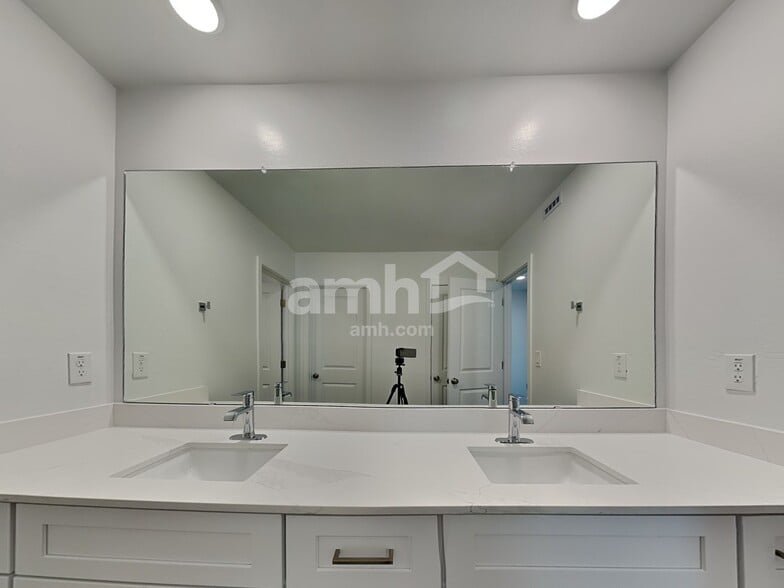 Building Photo - 4519 S 97th Dr