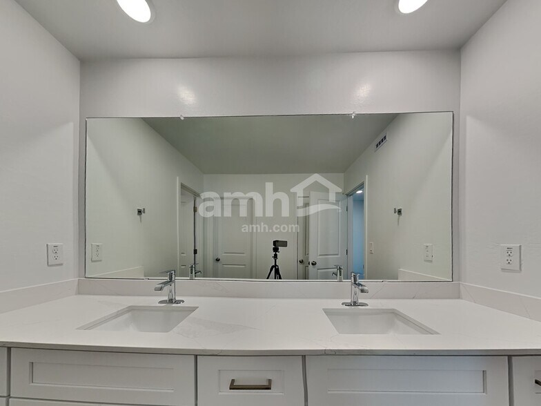 Building Photo - 4617 S 97th Dr