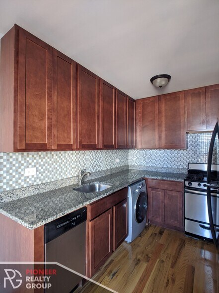 Building Photo - 556 W Arlington Pl