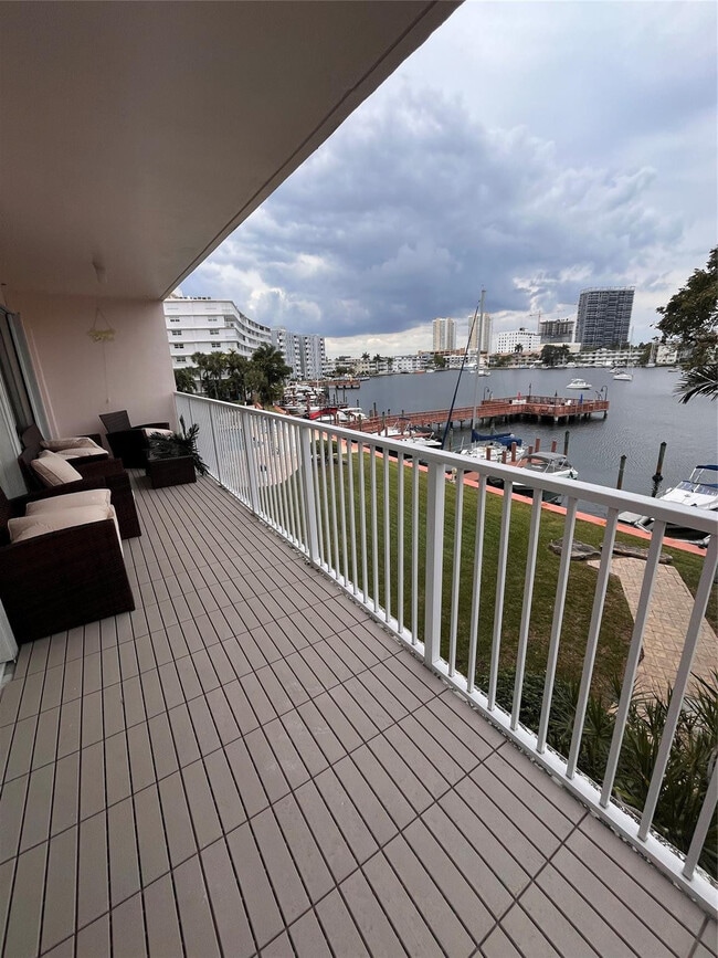 Building Photo - 400 Golden Isles Dr