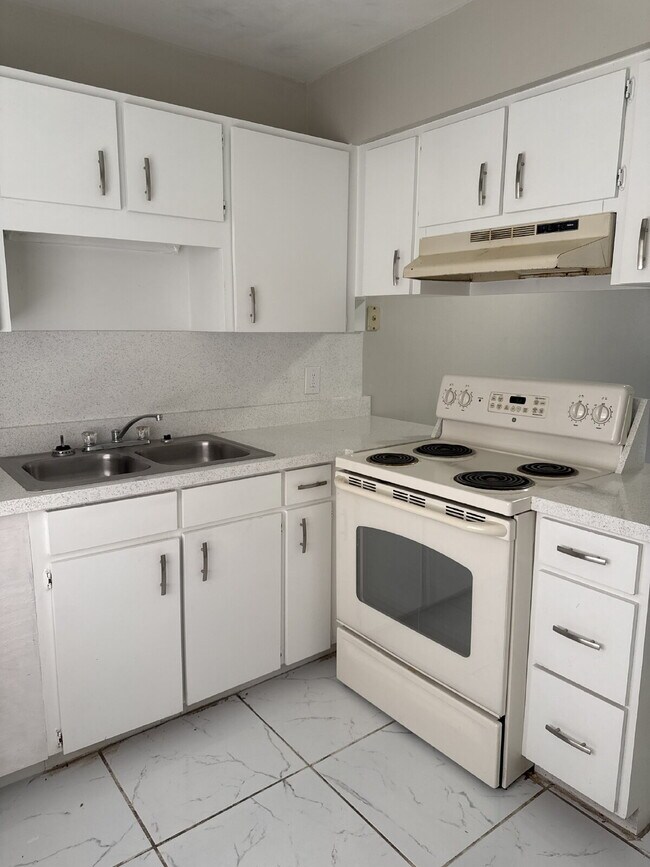 Building Photo - 2 bedroom 1 bath unit available for immedi...