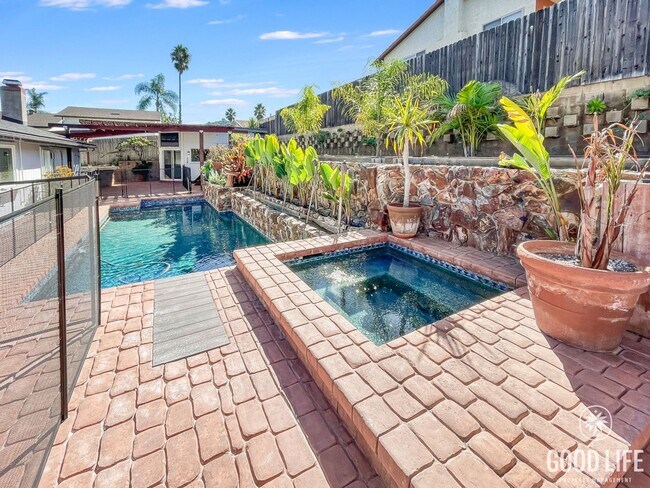 Building Photo - Stunning 4B/2.5BA House in Escondido!
