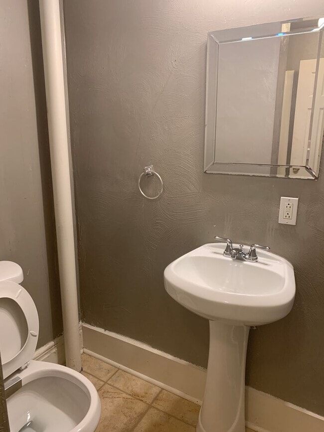 Building Photo - SPACIOUS HOUSE WITH EVERYTHING YOU NEED - AVAIL AUGUST!