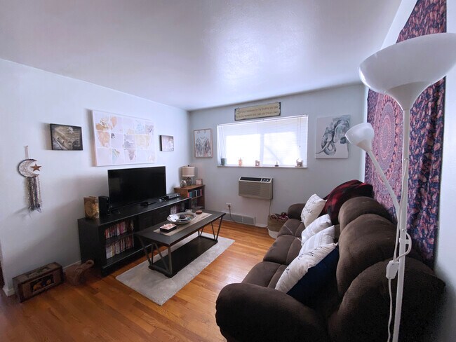 Living Room - 2000 Bellevue Ave