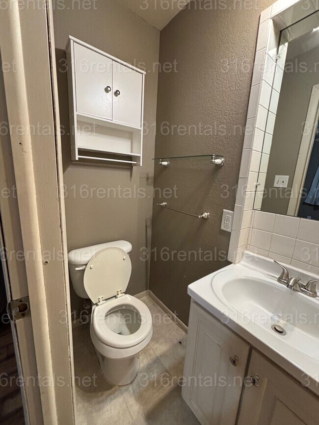 Building Photo - 3 bedroom 2 bathroom rental available NOW!