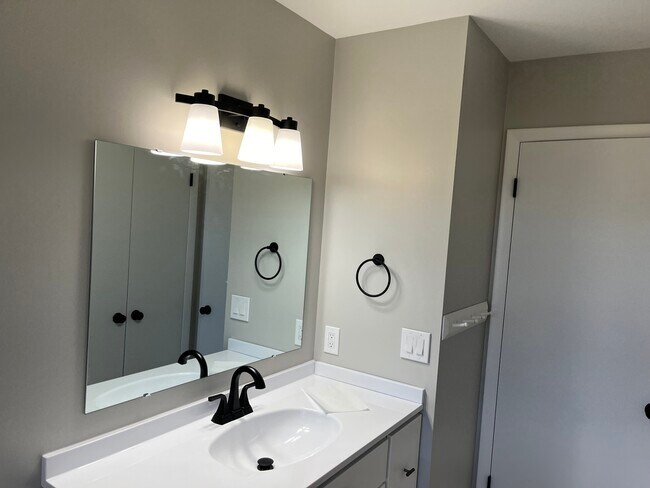 Building Photo - 7527 Hessler Dr NE