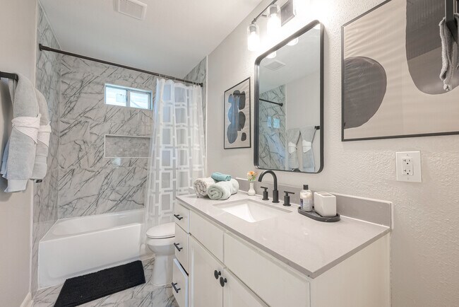 Guest Bathroom - 2908 Baer St