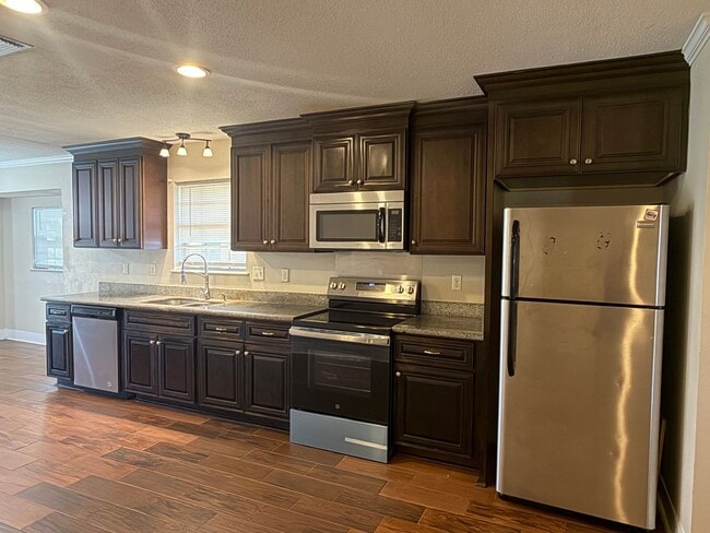 Building Photo - FOR RENT in LAFAYETTE!