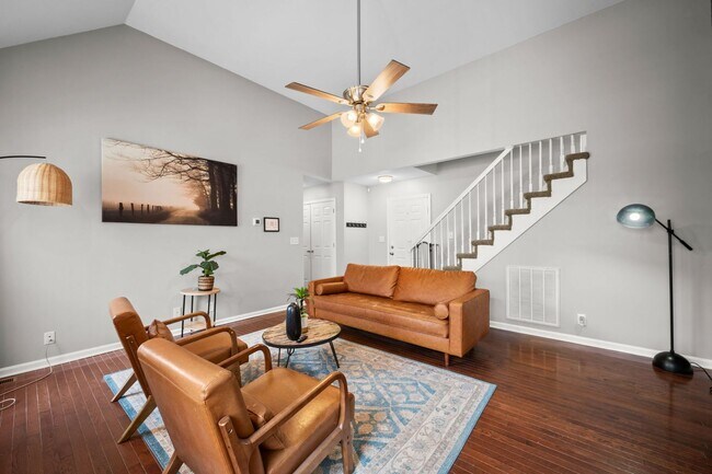 Building Photo - Pet Friendly, Bonus Room and Fenced Backyard!