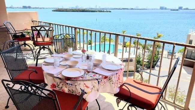 Building Photo - 1800 NE 114th St