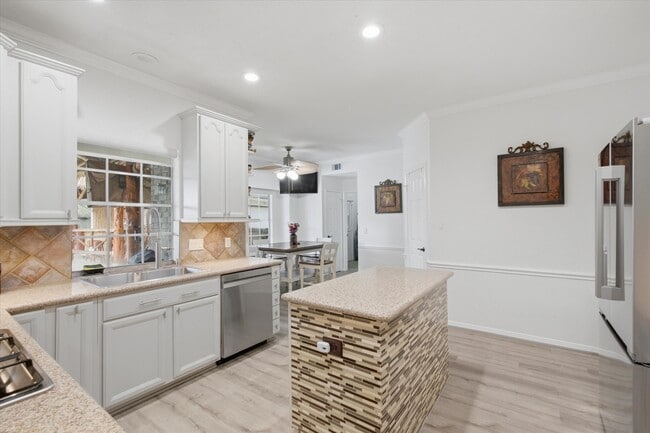 Building Photo - 4704 Broadmoor Dr