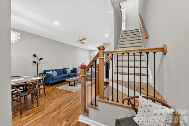 Building Photo - 312 W 10th St