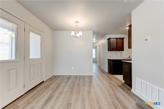 Building Photo - 605 Lost Trl