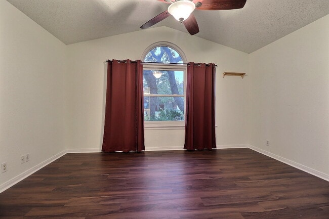 Building Photo - Move-In Ready 3-Bedroom with Included Washer/Dryer and Refrigerator in Northwest San Antonio.