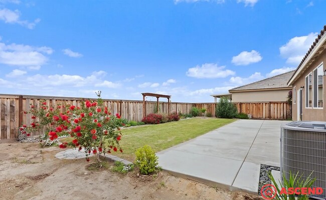 Building Photo - Spacious 3BD/2BA Home in Bakersfield's 93313 — Fully Equipped, Garage & Small Pets Welcome!