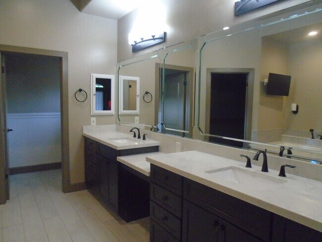 Building Photo - CUSTOM BUILT IN GATED SOUTHERN OAKS !!!  APPLICATION PENDING