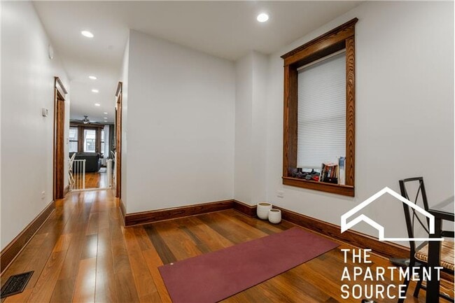 Building Photo - 1019 W Oakdale Ave