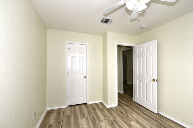 Building Photo - GREAT SINGLE STORY HOME  |  DECK REDONE CL...