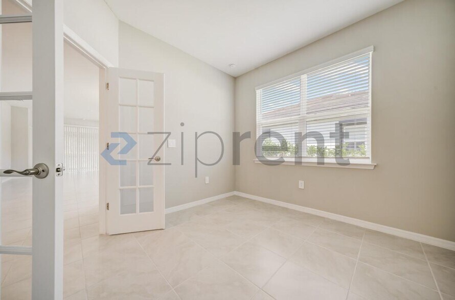 Building Photo - 1126 S Town and River Dr