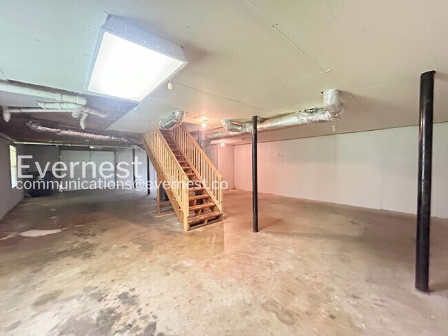 Building Photo - 3 Bed, 2 Bath Home with Fenced Yard & Garage / Pet-Friendly / Vouchers Accepted / Available Now!