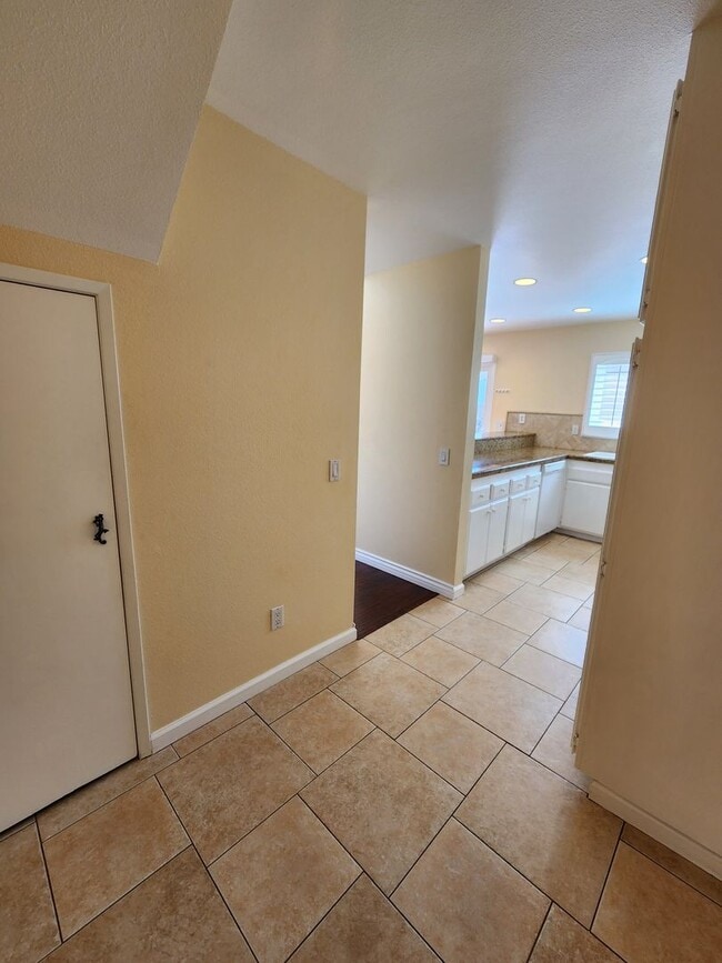 Building Photo - Bright & Beautiful Home Nestled Near Nature and Conveniences