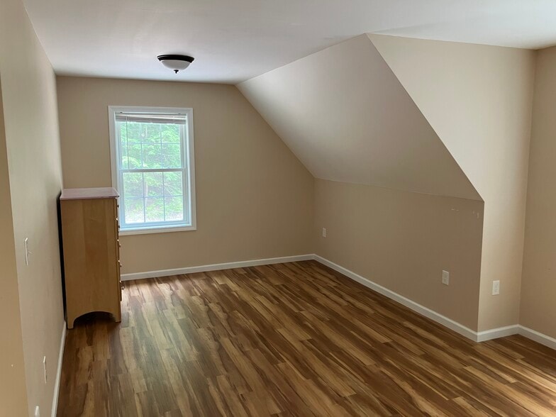 Building Photo - 4 Brown Ln