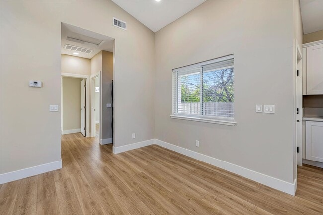 Building Photo - NEWER 2 BED, 1 BATH HOME WITH HUGE YARD AND ENCLOSED DRIVEWAY