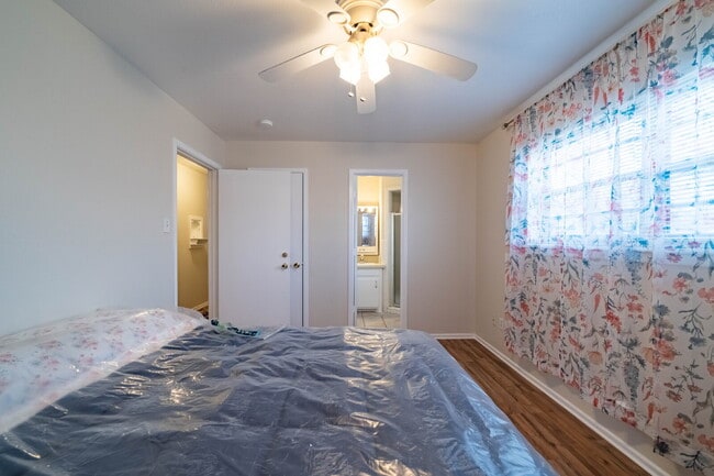 Building Photo - Vintage 3 Bedroom Home w/ Large Backyard