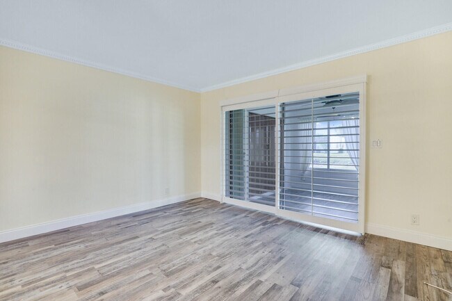 Building Photo - 122 Lake Rebecca Dr