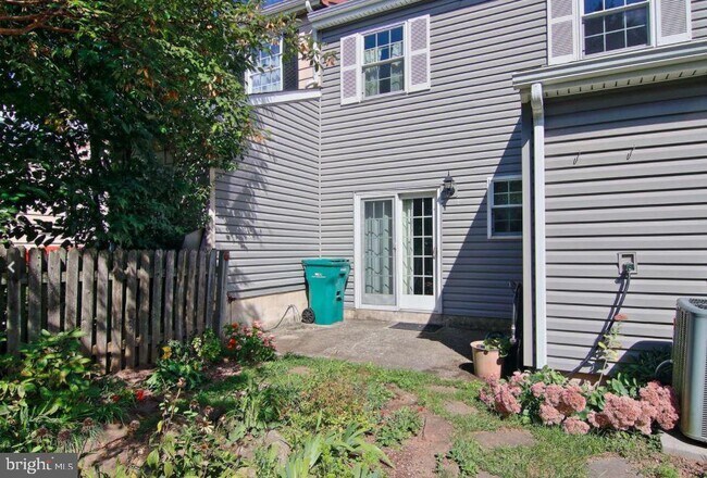 Building Photo - 214 Lexington Rd