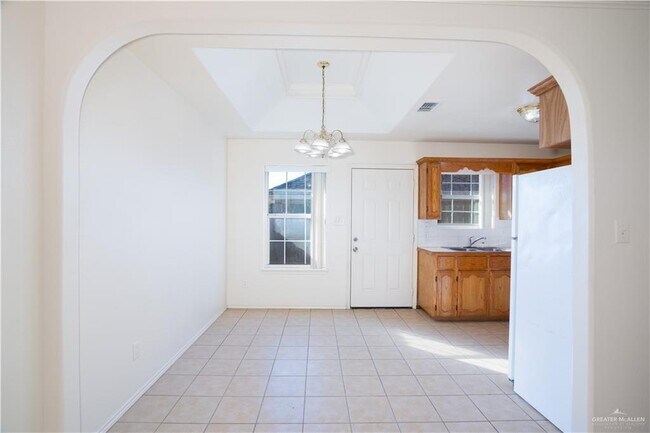 Building Photo - 1600 E Quail St