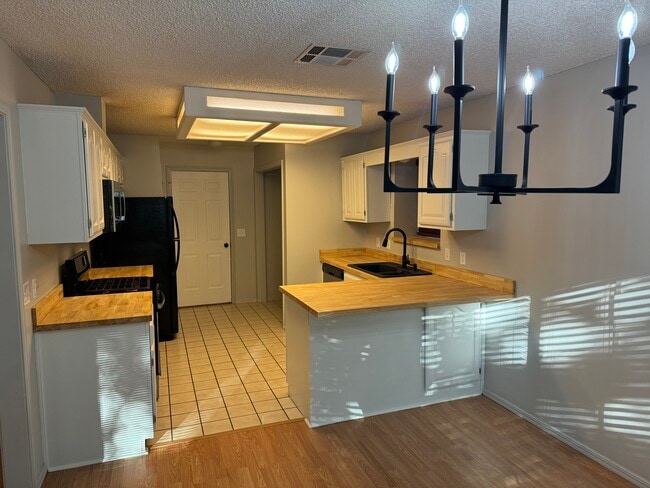 Building Photo - 3009 S Dogwood Pl