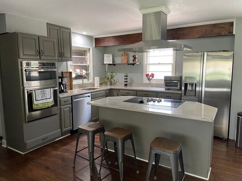 Main kitchen - 3300 Decker Pl