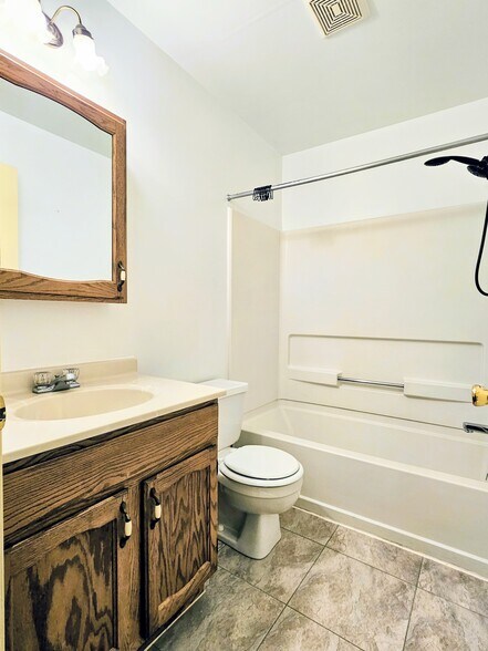 Building Photo - 160 Northwood Ct