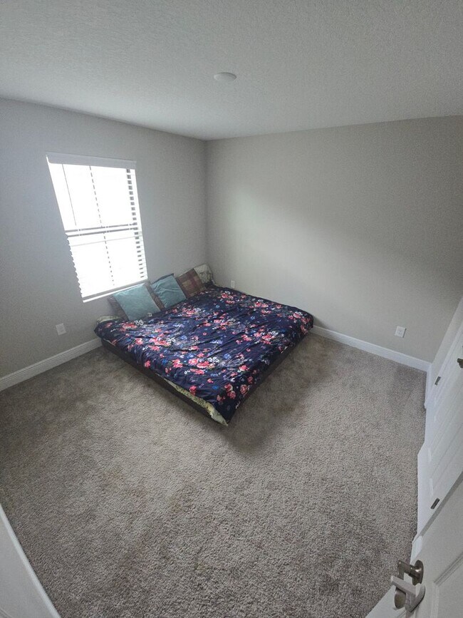 Building Photo - Gorgeous 5-Bedroom, 3-Bathroom in Riverview