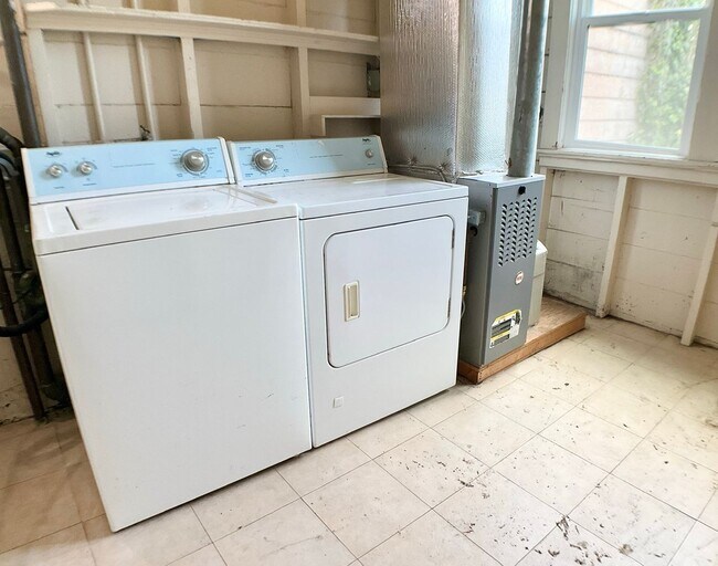 Building Photo - 4BR/2BA in Haight. IN-UNIT LAUNDRY! DISHWA...