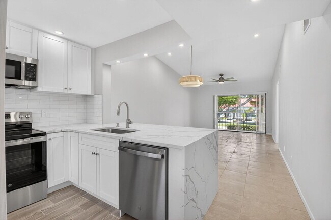 Building Photo - 6649 Somerset Dr
