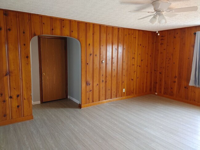 Building Photo - 1400 Newberry Dr